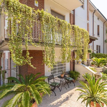 Crys: Apartments, Holiday, Business, Verde Verona Bagian luar foto